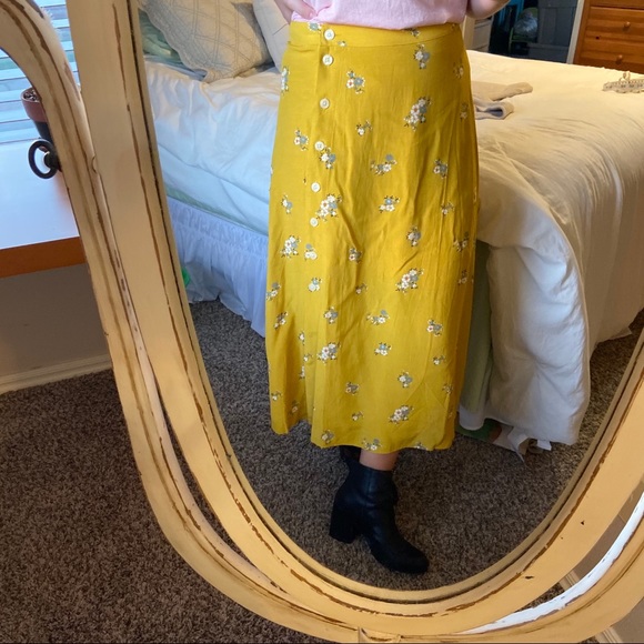 GAP Dresses & Skirts - NWT Gap yellow floral skirt 💐